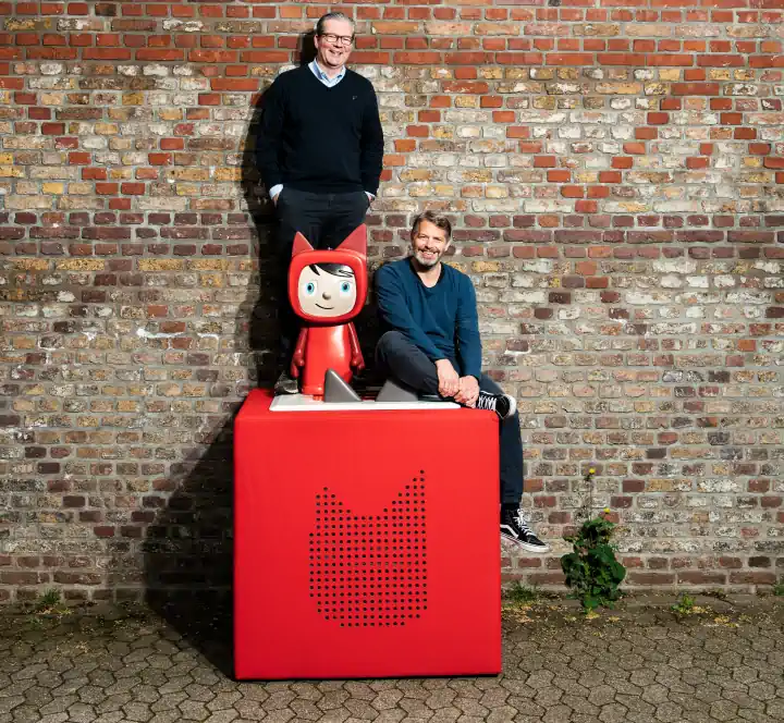 Patric Faßbender und Marcus Stahl auf einer überdimensionierten Toniebox